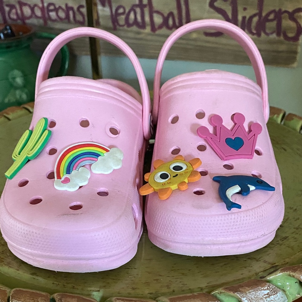 Classic Clogs Pink Sandals Shoes with several Jibbitz Charms.